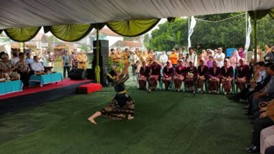 Penampilan seni tari dari Alfia Galuh Rahayu putri dari Ketua KTNA Ciamis Pipin Arif Apilin di Pembukaan Hari Krida Pertanian (HKP) ke-54 tingkat Kabupaten Ciamis. (Dok, foto. Kondusif.com/fauza)