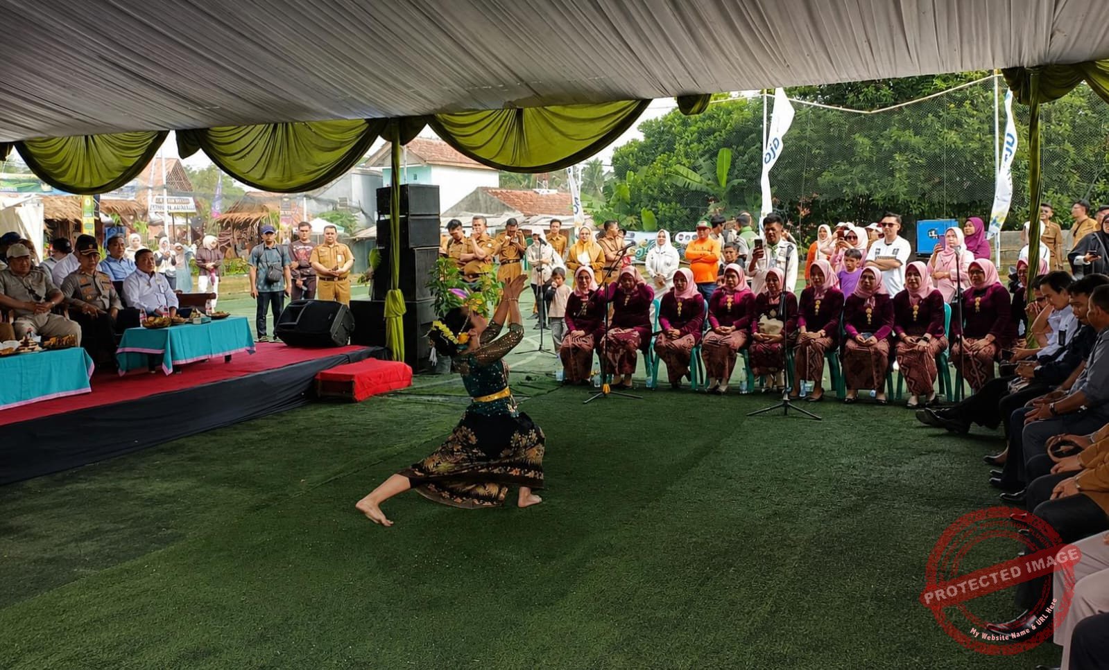 Penampilan seni tari dari Alfia Galuh Rahayu putri dari Ketua KTNA Ciamis Pipin Arif Apilin di Pembukaan Hari Krida Pertanian (HKP) ke-54 tingkat Kabupaten Ciamis. (Dok, foto. Kondusif.com/fauza)