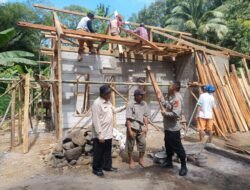 Polsek Cihaurbeuti Dampingi Pembangunan Rumah Korban Longsor, Pastikan Pemulihan Warga Berjalan Lancar