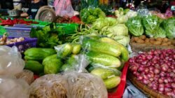Harga mentimun di Pasar Manis Ciamis. (Dok, foto. Kondusif.com/fauza)