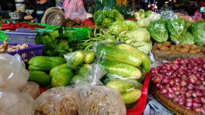 Harga mentimun di Pasar Manis Ciamis. (Dok, foto. Kondusif.com/fauza)