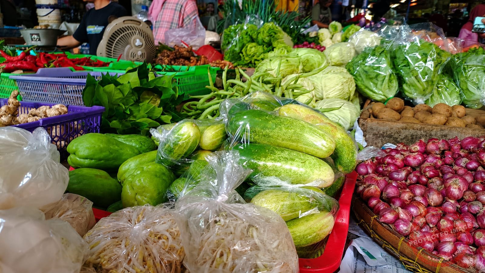 Harga mentimun di Pasar Manis Ciamis. (Dok, foto. Kondusif.com/fauza)