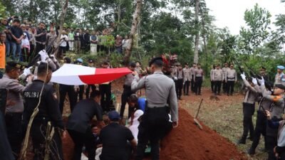 Penghormatan Terakhir, Polres Ciamis Gelar Pemakaman Kedinasan untuk Aipda Dadi Herdiana