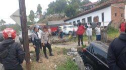 Hindari Motor ‘Lepas Tangan’ yang Hilang Kendali, Mobil di Garut Terperosok ke Parit