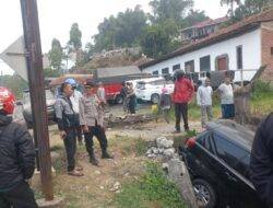 Hindari Motor ‘Lepas Tangan’ yang Hilang Kendali, Mobil di Garut Terperosok ke Parit