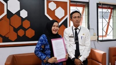 Kepala Bagian Hukum Sekretariat Daerah Kabupaten Ciamis, Deden Nurhadana, SH., MJ., (kanan), Analis Hukum Ahli Muda Esalita Sondari, SH., MH., (kiri). (Dok, foto. Kondusif.com)