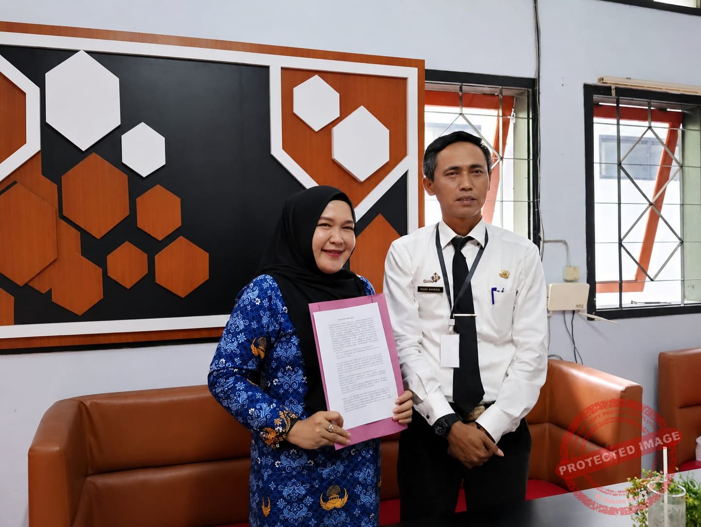 Kepala Bagian Hukum Sekretariat Daerah Kabupaten Ciamis, Deden Nurhadana, SH., MJ., (kanan), Analis Hukum Ahli Muda Esalita Sondari, SH., MH., (kiri). (Dok, foto. Kondusif.com)