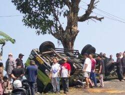 Diduga Rem Blong, Truk Bermuatan Material Bangunan Terguling di Tikungan Pamulihan Garut