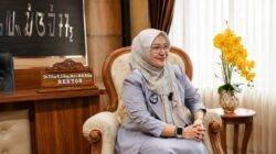 Di Tengah Amanah sebagai Rektor, Tita Rohita Menjaga Kebersamaan Keluarga
