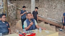 Kepala Desa Nasol Darisyanto bersama Wakil Ketua Karang Taruna Karya Guna Nasol membuka turnamen voli putra Desa Nasol Cup 2026. (Dok, foto. Kondusif.com)