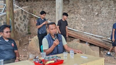 Kepala Desa Nasol Darisyanto bersama Wakil Ketua Karang Taruna Karya Guna Nasol membuka turnamen voli putra Desa Nasol Cup 2026. (Dok, foto. Kondusif.com)