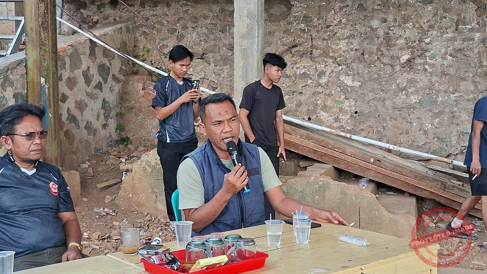 Kepala Desa Nasol Darisyanto bersama Wakil Ketua Karang Taruna Karya Guna Nasol membuka turnamen voli putra Desa Nasol Cup 2026. (Dok, foto. Kondusif.com)