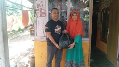 Mamang Day Fans Club Musik bagikan bansos ke warga Dusun Pasir Kadu, Rancawiru, Desa Petirhilir, Kecamatan Baregbeg, Kabupaten Ciamis. (Dok, foto. Istimewa)