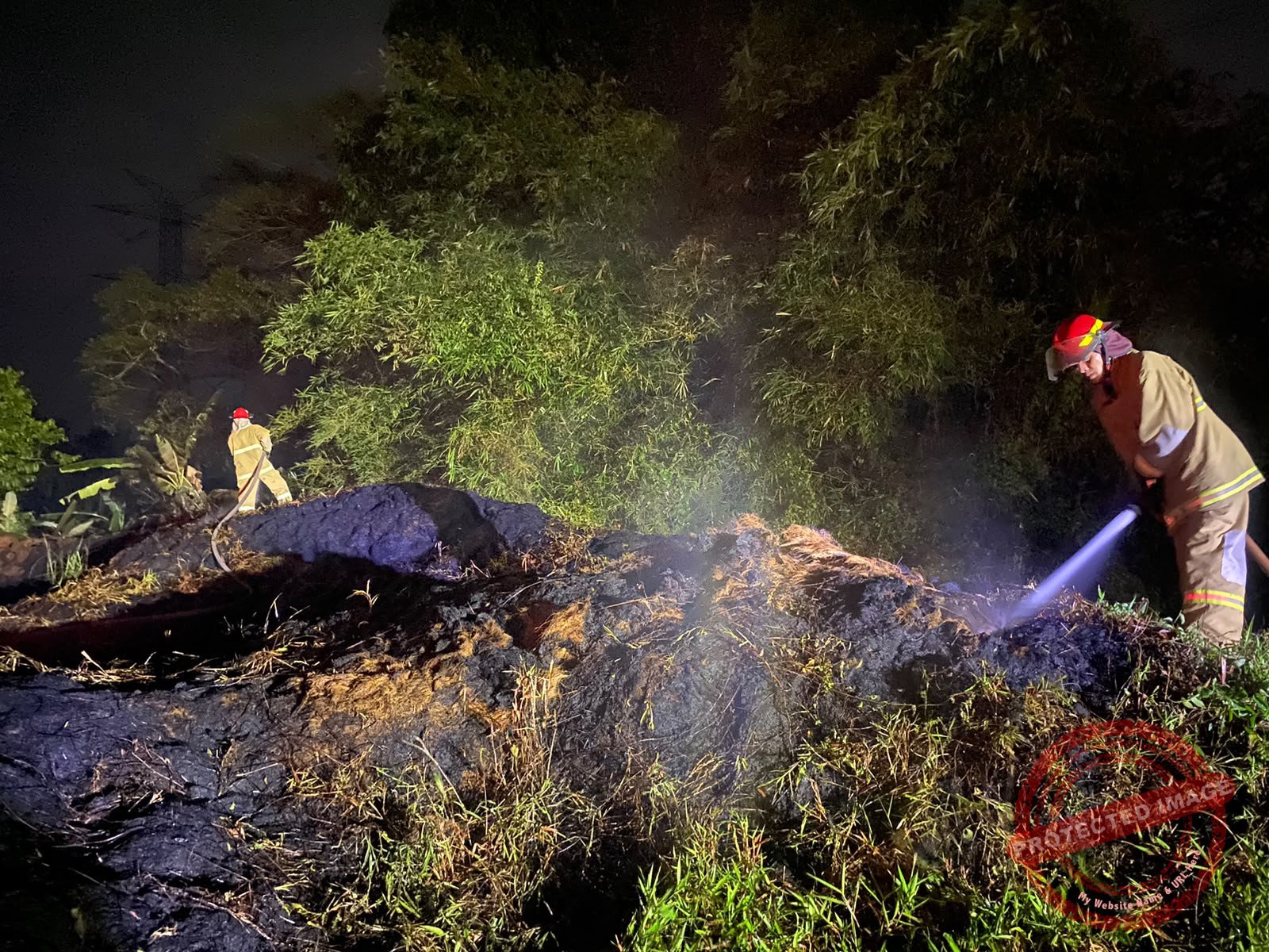 Kebakaran limbah sabut kelapa di Pamarican Kabupaten Ciamis. (Dok, foto. Istimewa)