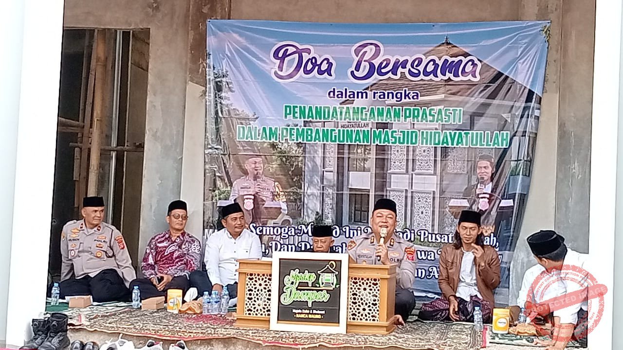 Penandatanganan prasasti dan doa bersama pembangunan masjid Hidayatullah yang melibatkan tokoh agama, masyarakat, serta jajaran Kepolisian Resor Ciamis.