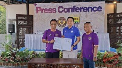 Penandatanganan MoU Deputi CEO PT Persib Bandung Bermartabat (PBB), Adhitia Putra Herawan, bersama CEO PSGC Ciamis Herdiat Sunarya. (Dok, foto. Kondusif.com)