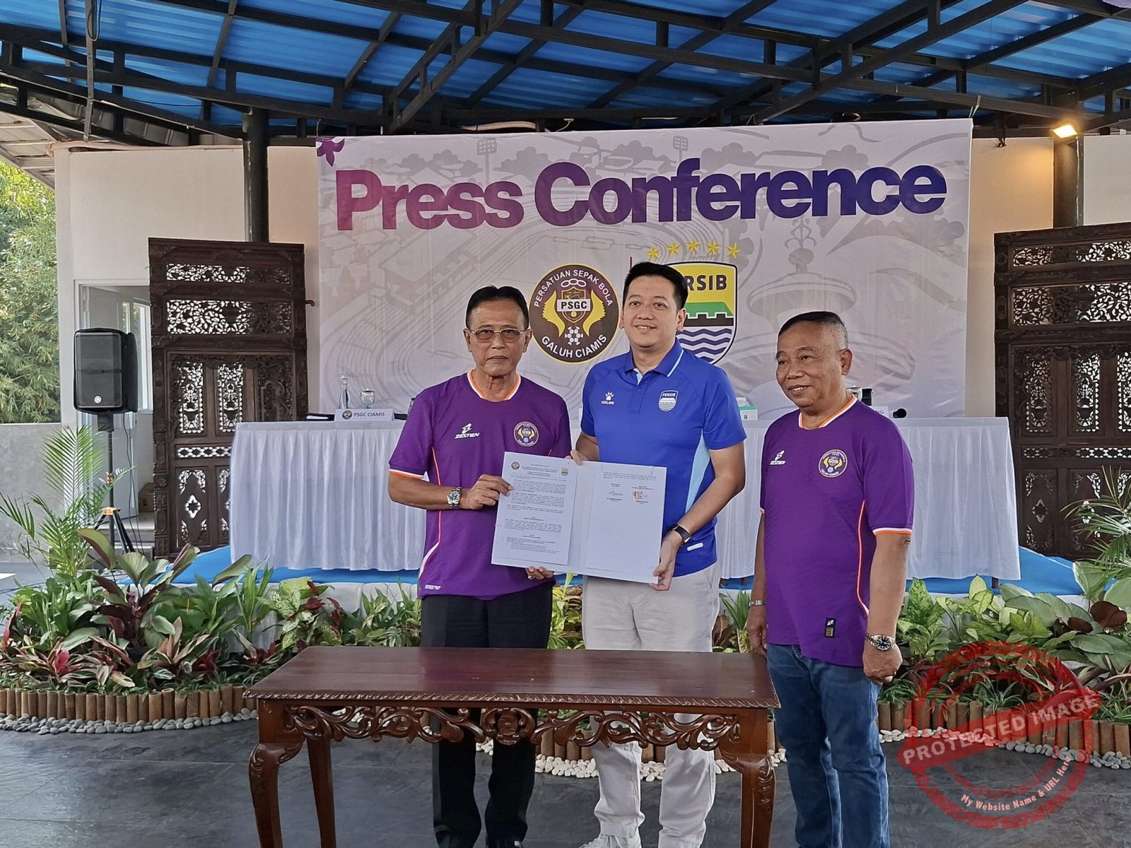 Penandatanganan MoU Deputi CEO PT Persib Bandung Bermartabat (PBB), Adhitia Putra Herawan, bersama CEO PSGC Ciamis Herdiat Sunarya. (Dok, foto. Kondusif.com)