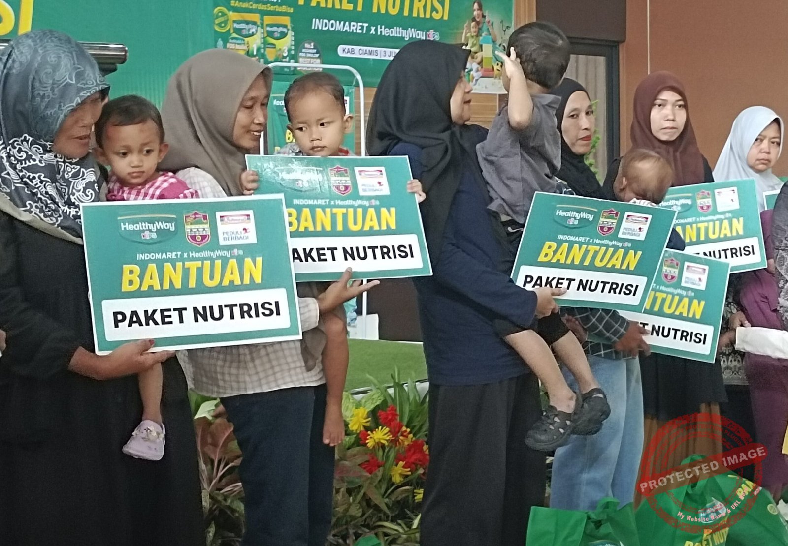 Penyerahan bantuan secara simbolis, Indomaret bersama Healthyway Kids menyalurkan 250 paket nutrisi kepada masyarakat Kabupaten Ciamis. (Dok, foto. Kondusif.com/fauza).