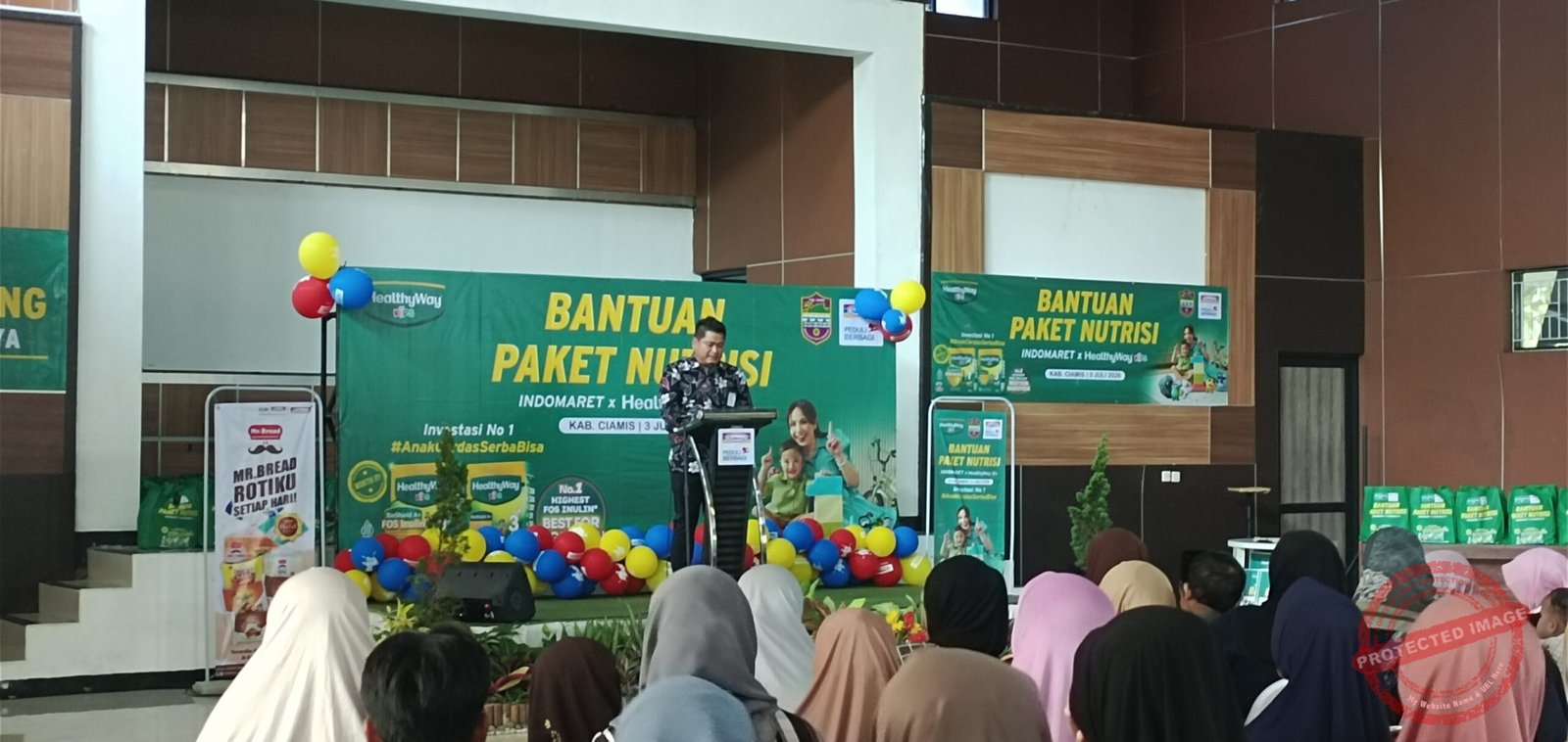 Branch Manager Indomaret, Dedi Yusuf, saat penyerahan 250 paket nutrisi hasil kolaborasi Indomaret bersama Healthyway Kids. (Dok, foto. Kondusif.com/fauza)
