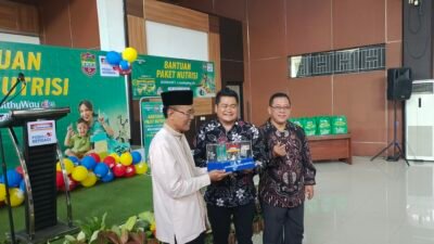 Penyerahan plakat dari Indomaret untuk Bupati Ciamis, Herdiat Sunarya di acara penyaluran bantuan Nutrisi CSR Indomaret bekerja sama dengan Healthyway Kids. (Dok, foto. Kondusif.com/fauza).