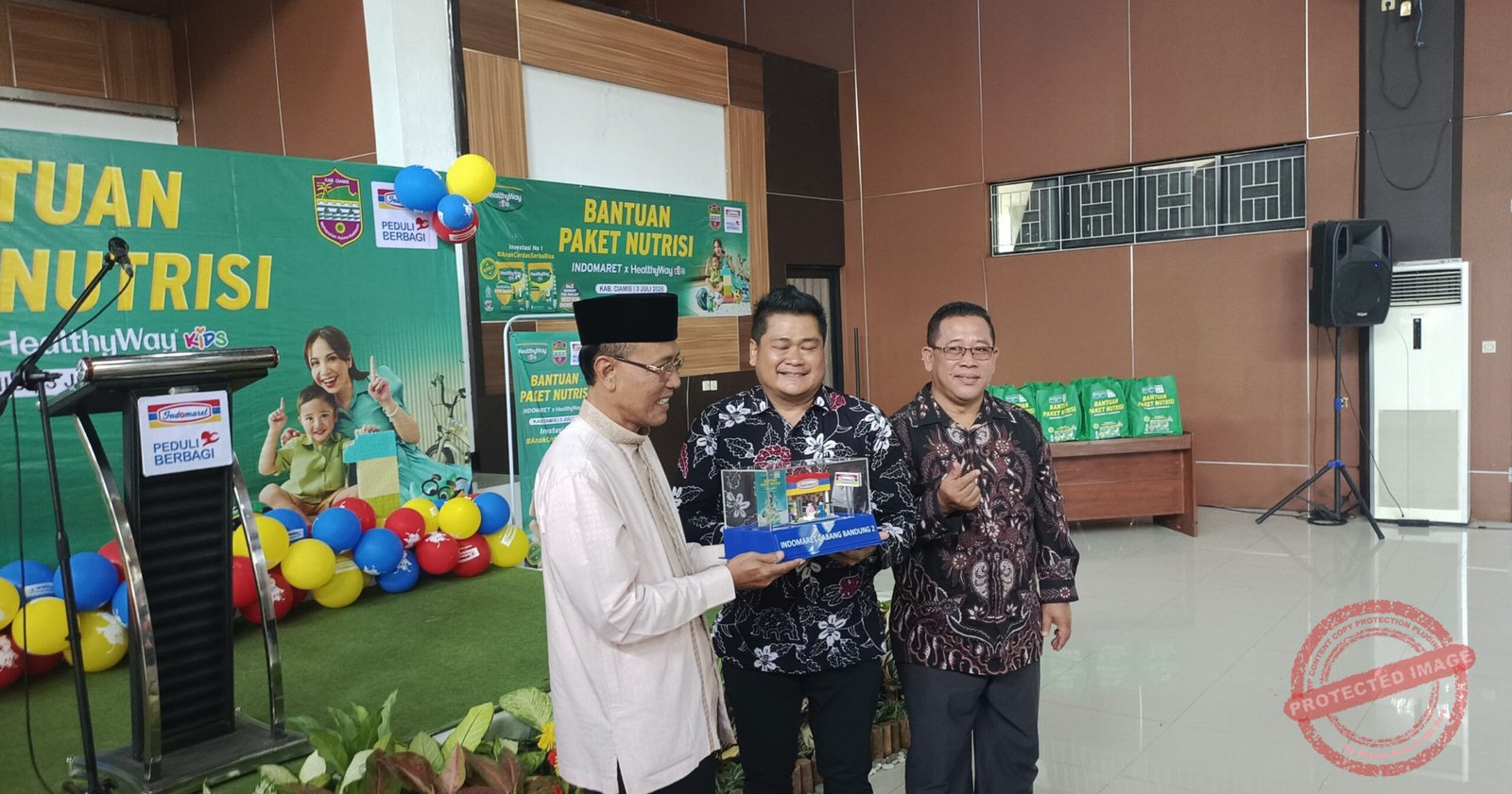 Penyerahan plakat dari Indomaret untuk Bupati Ciamis, Herdiat Sunarya di acara penyaluran bantuan Nutrisi CSR Indomaret bekerja sama dengan Healthyway Kids. (Dok, foto. Kondusif.com/fauza).