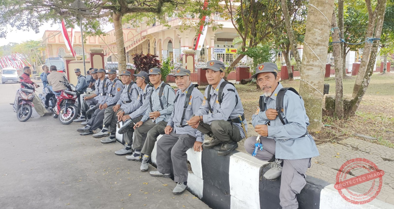 Linmas Desa Rancah saat kegiatan penilaian Tiga Pilar Nasional di Desa Rancah