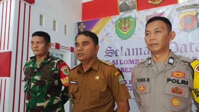Kepala Desa Rancah Dedi Hidayat (tengah), didampingi Bhabinkamtibmas Aiptu Yedi Setiyadi (kanan) dan Babinsa Serda Yudini (kiri), sebagai representasi Tiga Pilar Desa Rancah.