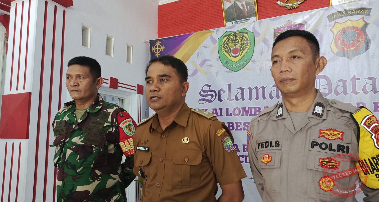 Kepala Desa Rancah Dedi Hidayat (tengah), didampingi Bhabinkamtibmas Aiptu Yedi Setiyadi (kanan) dan Babinsa Serda Yudini (kiri), sebagai representasi Tiga Pilar Desa Rancah.