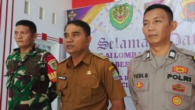 Kepala Desa Rancah Dedi Hidayat (tengah), didampingi Bhabinkamtibmas Aiptu Yedi Setiyadi (kanan) dan Babinsa Serda Yudini (kiri), sebagai representasi Tiga Pilar Desa Rancah. (Dok, foto. Tim kondusif.com)