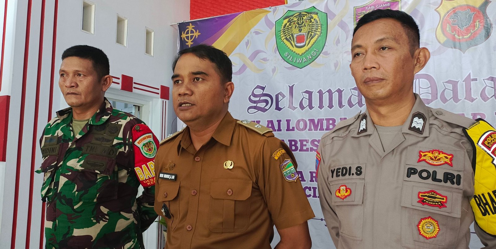 Kepala Desa Rancah Dedi Hidayat (tengah), didampingi Bhabinkamtibmas Aiptu Yedi Setiyadi (kanan) dan Babinsa Serda Yudini (kiri), sebagai representasi Tiga Pilar Desa Rancah. (Dok, foto. Tim kondusif.com)