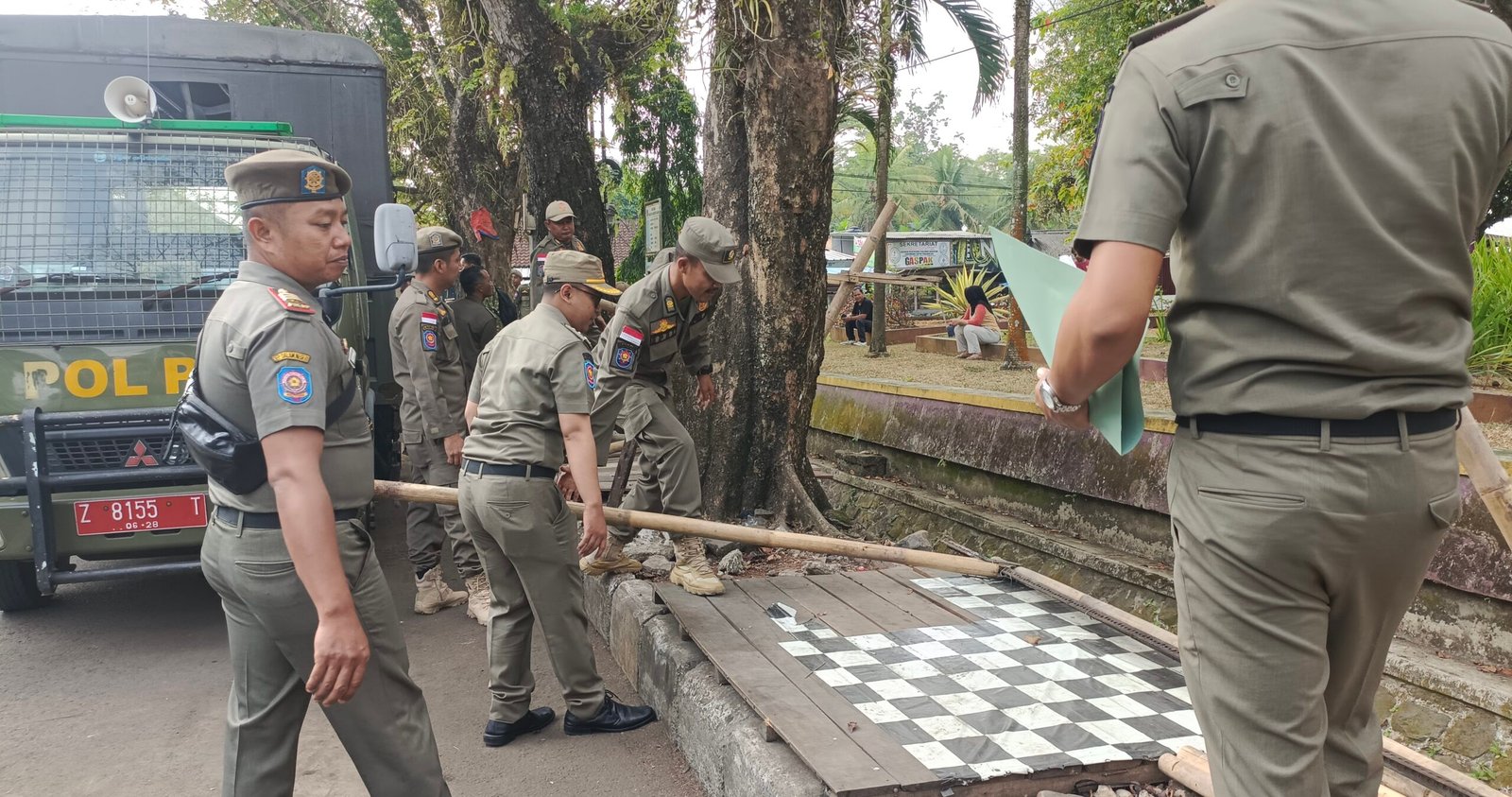 Penertiban PKL di depan RS Permata Bunda Ciamis. (Dok, foto. Kondusif.com/fauza) 