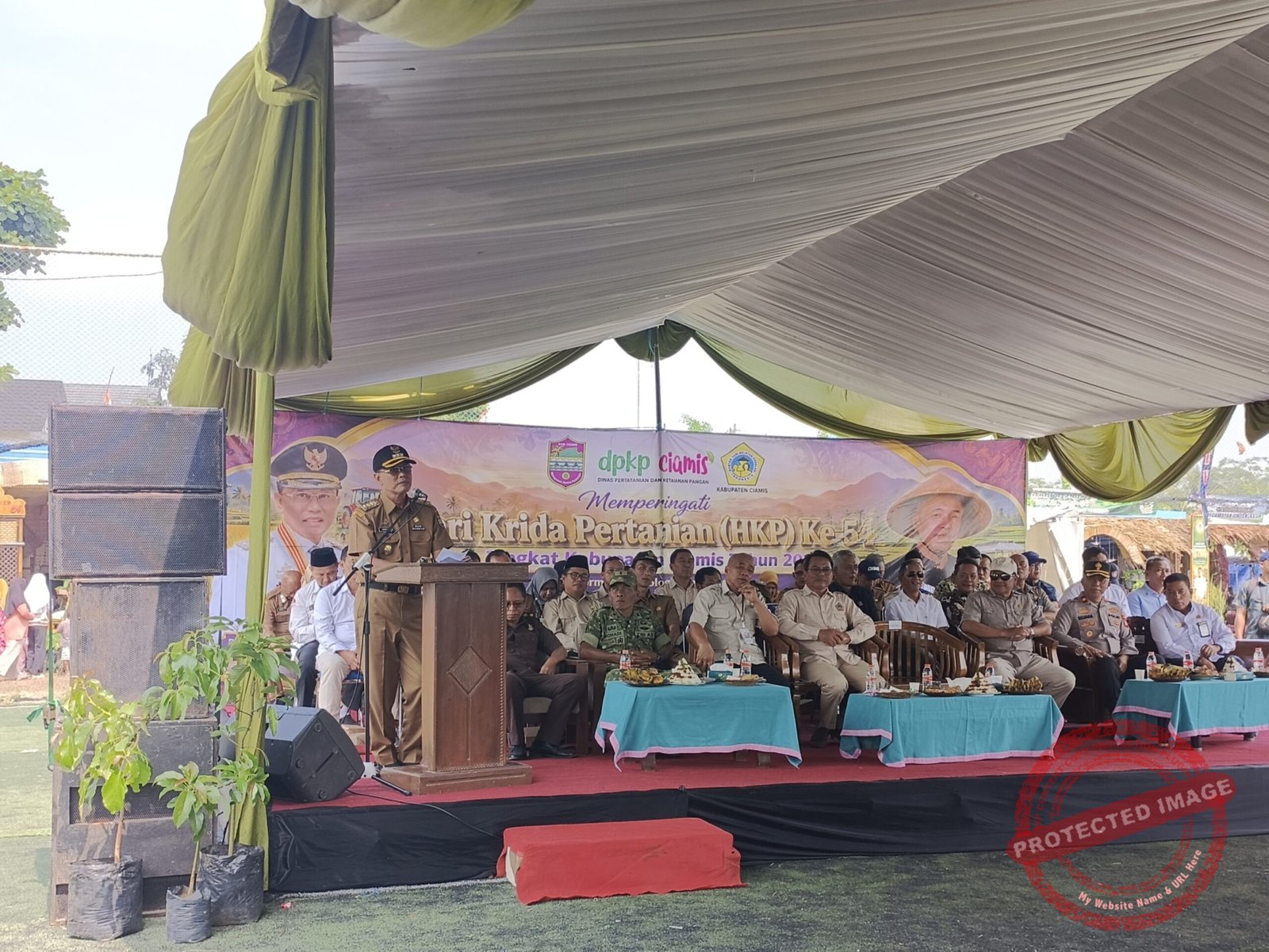 Bupati Ciamis, Herdiat Sunarya saat sambutan di acara Hari Krida Pertanian (HKP) ke-54 Ciamis di Lapang Desa Sumberjaya, Cihaurbeuti. (Dok, foto. Kondusif.com/fauza).
