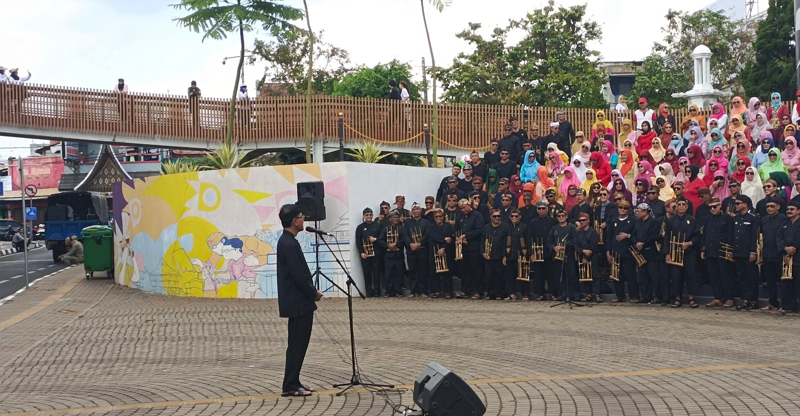 Bupati Ciamis, Herdiat Sunarya, saat membuka Gebyar Angklung Part 2 yang digelar Persatuan Wredatama Republik Indonesia (PWRI) Kabupaten Ciamis di Alun-alun Ciamis.