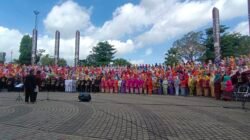 Pencipta Mars Ciamis Manis, Drs. H. Yasmin Sambas saat menyanyikan lagu itu diiringi alunan gebyar angklung part 2 PWRI Ciamis. (Dok, foto. Kondusif.com)