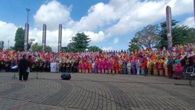 Pencipta Mars Ciamis Manis, Drs. H. Yasmin Sambas saat menyanyikan lagu itu diiringi alunan gebyar angklung part 2 PWRI Ciamis. (Dok, foto. Kondusif.com)