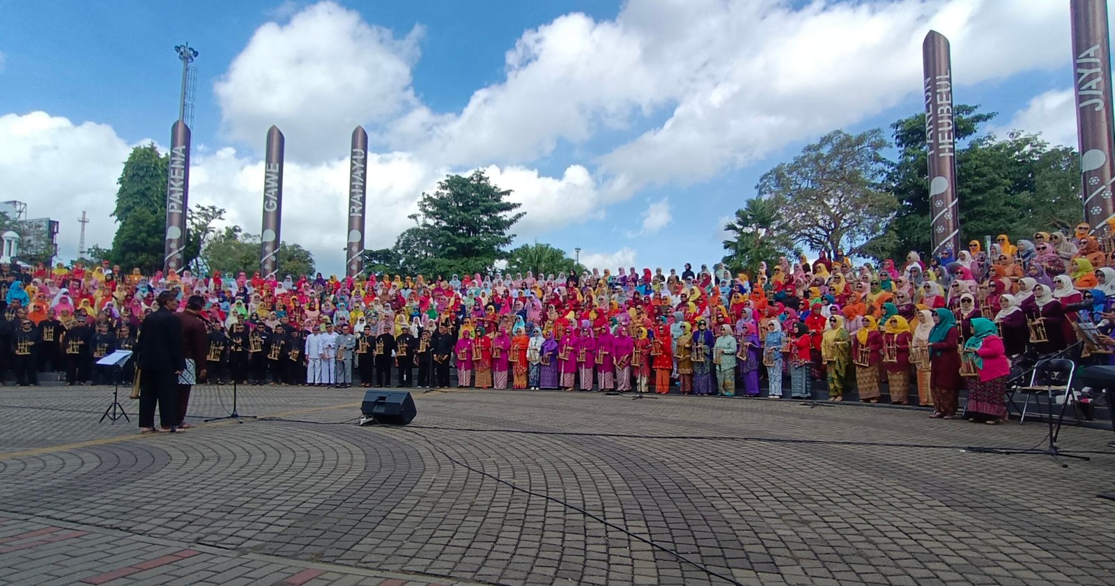 Pencipta Mars Ciamis Manis, Drs. H. Yasmin Sambas saat menyanyikan lagu itu diiringi alunan gebyar angklung part 2 PWRI Ciamis. (Dok, foto. Kondusif.com)