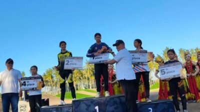 Atlet BMX Racing muda asal Kabupaten Ciamis, Adeeva Ozil Afsheen atau Neng Ozil saat menerima penghargaan. (Dok, foto. Istimewa)