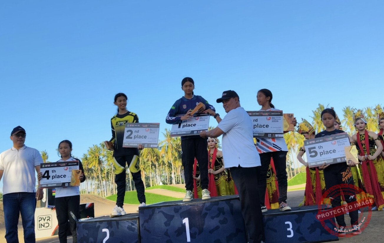 Atlet BMX Racing muda asal Kabupaten Ciamis, Adeeva Ozil Afsheen atau Neng Ozil saat menerima penghargaan. (Dok, foto. Istimewa)