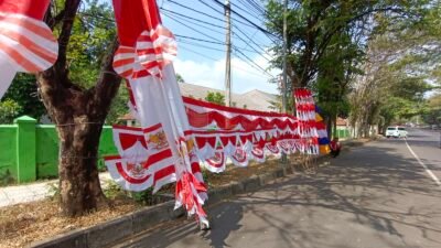 Lapak penjual bendera di sepanjang Jalan Mr. Iwa Kusuma Sumantri, tepatnya di depan Kantor Persatuan Wartawan Indonesia (PWI) kawasan Islamic Center. (Dok, foto. Fauza/kondusif.com)