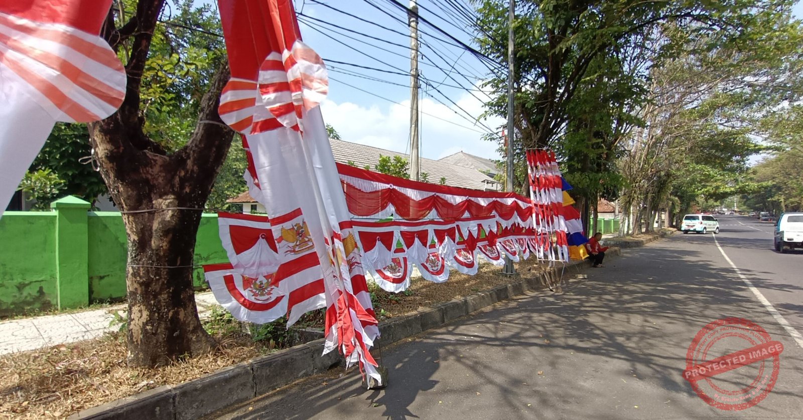 Lapak penjual bendera di sepanjang Jalan Mr. Iwa Kusuma Sumantri, tepatnya di depan Kantor Persatuan Wartawan Indonesia (PWI) kawasan Islamic Center. (Dok, foto. Fauza/kondusif.com)