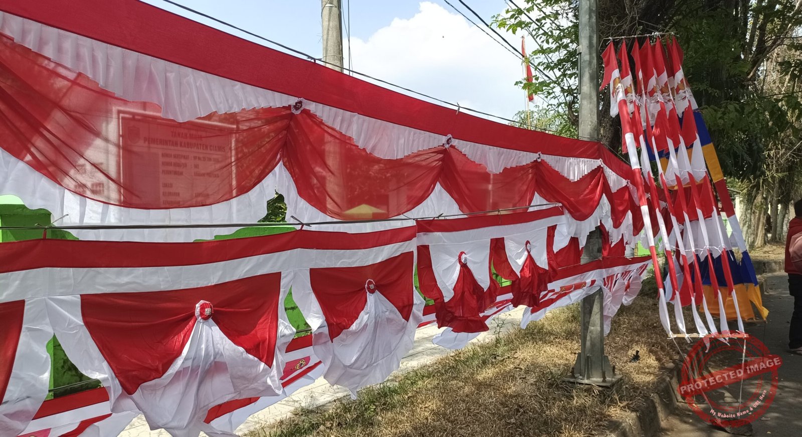 Lapak penjual bendera merah putih di ciamis tepatnya di sekitaran Islamic Center. (Dok, foto. Fauza/kondusif.com)