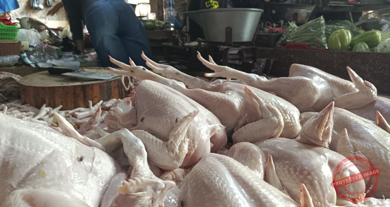 Harga daging ayam ras di Pasar Manis Ciamis mengalami kenaikan. (Foto/fauza/kondusif.com)