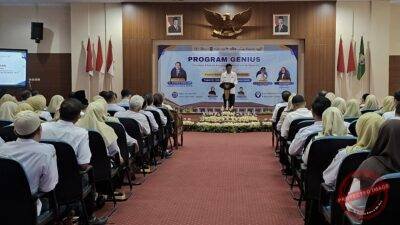 Bupati Ciamis Herdiat Sunarya menghentikan sambutannya untuk menegur sejumlah aparatur sipil negara (ASN) yang terlihat mengantuk di acara program GENIUS OJK. (Dok, foto. Kondusif.com)