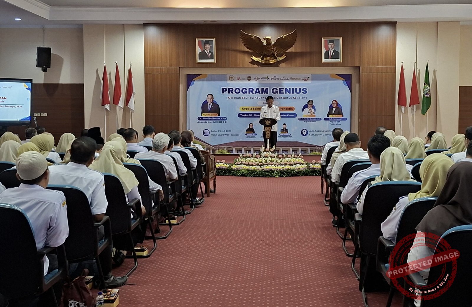 Bupati Ciamis Herdiat Sunarya menghentikan sambutannya untuk menegur sejumlah aparatur sipil negara (ASN) yang terlihat mengantuk di acara program GENIUS OJK. (Dok, foto. Kondusif.com)