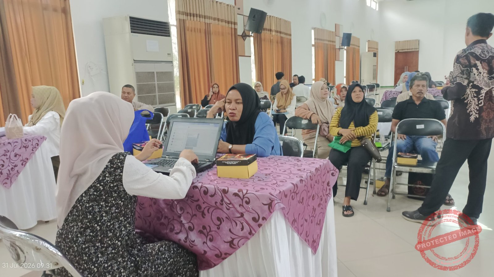 Pelayanan sertifikasi halal UMKM Ciamis di Islamic Center. (Dok, foto. Fauza/kondusif.com)