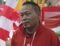 Datang dari Garut, Fikri Gantungkan Harapan dari Jualan Bendera di Ciamis