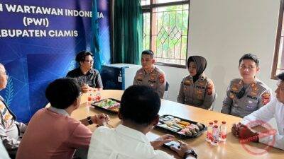 Kapolres Ciamis AKBP Eko Iskandar mengunjungi sekretariat PWI Ciamis. (Dok, foto. Istimewa)