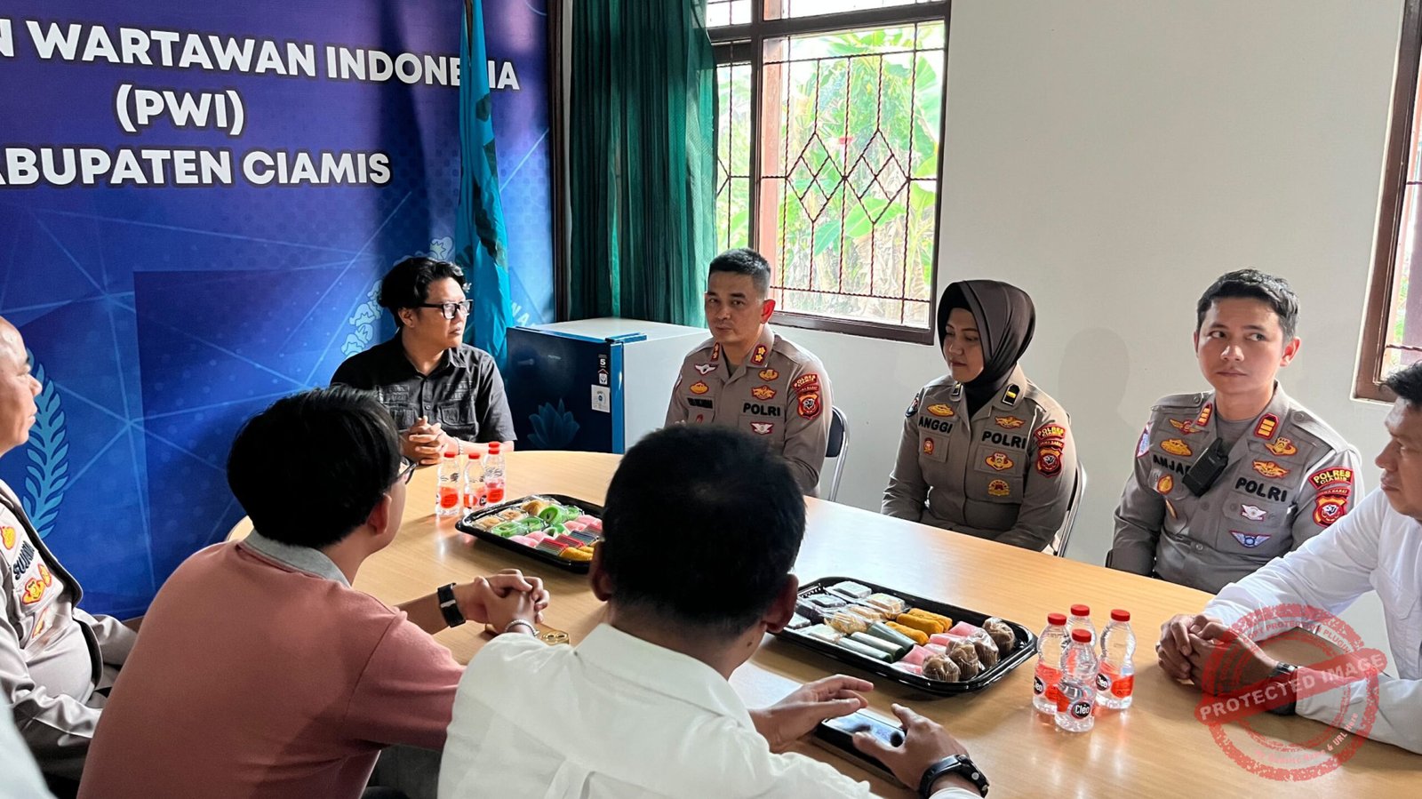 Kapolres Ciamis AKBP Eko Iskandar mengunjungi sekretariat PWI Ciamis. (Dok, foto. Istimewa)