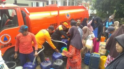 BPBD Tasikmalaya menyalurkan air bersih. (Dok, foto. Istimewa)