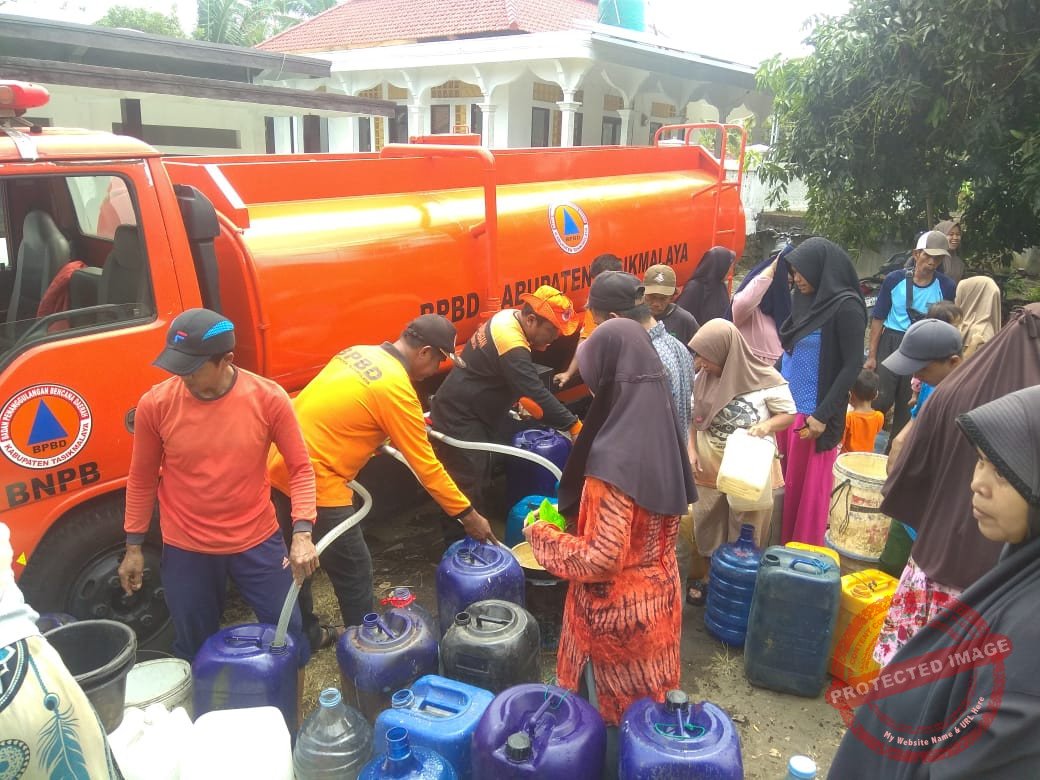 BPBD Tasikmalaya menyalurkan air bersih. (Dok, foto. Istimewa)